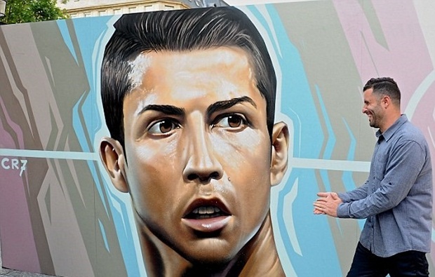  Siêu sao Cristiano Ronaldo (Bồ Đào Nha) được thể hiện rất bảnh bao và trẻ trung dưới bàn tay một họa sĩ ở Madrid (Tây Ban Nha).
