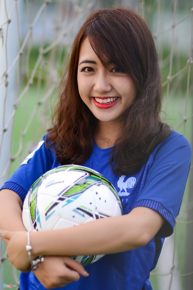 Không chỉ háo hức trước giải, Quỳnh Anh sẽ thức chờ xem đội tuyển mình yêu thích trong đêm khai mạc cùng những trận tiếp theo. Cô tự tin dự đoán Pháp sẽ vào ít nhất là bán kết tại EURO 2016.