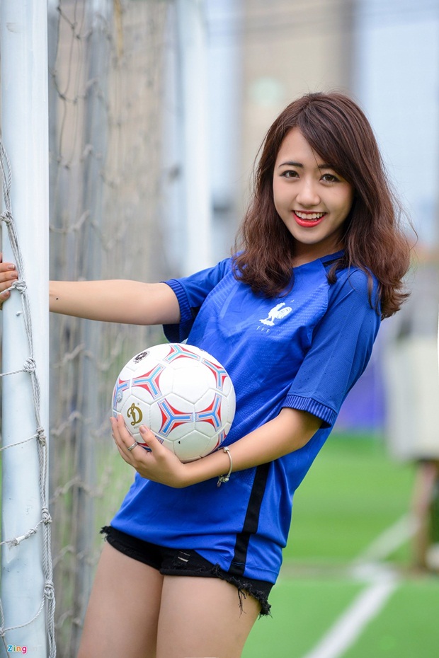 Khi còn ở Việt Nam, Phoanh Charmmie (tên thường gọi của Quỳnh Anh) rất yêu thể thao, đặc biệt là bóng đá nhưng lại là một cô bé khá nhút nhát, lười vận động. Năm 2013, khi sang Mỹ học tập, để mau chóng hoà nhập với bạn bè trường lớp, Charmmie đã đăng ký tham gia đội điền kinh và bơi lội của trường do tại Mỹ không phải trường nào cũng có đội bóng đá, nhất là dành cho nữ.