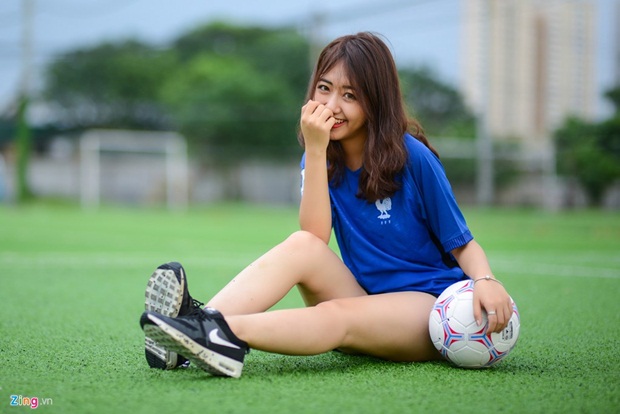 Cô bé có vóc dáng nhỏ nhắn còn nhớ như in những ngày thơ bé cùng gia đình cổ vũ đội tuyển Việt Nam thi đấu, hoặc thi thoảng được thức cùng bố xem World Cup 2010 hay EURO 2012. Không khí 