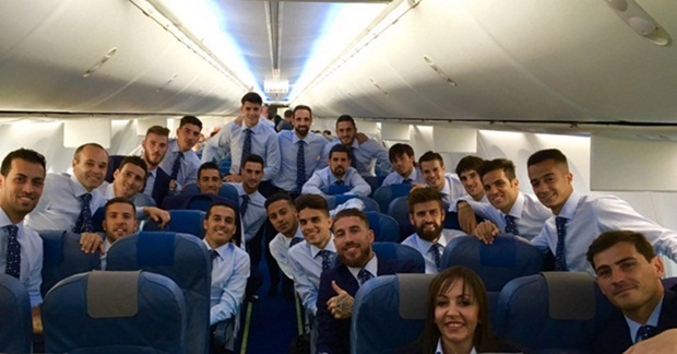 Tấm hình các tuyển thủ chụp chung trên máy bay được Sergio Ramos đăng tải trên Instagram.