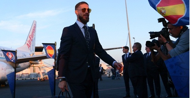 Chiếc kính và bộ râu quai nón làm tô điểm thêm vẻ bụi bặm phong trần của Ramos. Bước xuống máy bay, anh lập tức trở thành tâm điểm săn ảnh của cánh báo chí.