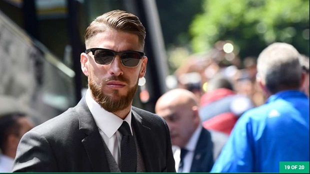 Với chiếc kính đen, mái tóc đẹp hơn và phong cách mặc layering (nhiều lớp áo), trông Ramos còn ngầu hơn cả khi sang Pháp.