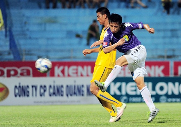 Con rể của Chủ tịch Sài Gòn FC đã sút tung lưới Thanh Hoá trong pha bóng này nhưng trọng tài không công nhận bàn thắng.