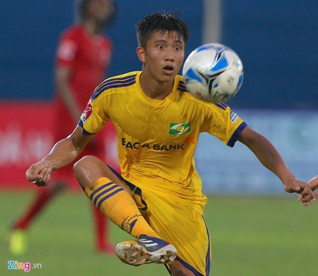  Tuy nhiên, những cầu thủ trẻ của SLNA đã tạo nên bất ngờ cho đội đang dẫn đầu bảng V.League 2016. Phan Văn Đức - cựu cầu thủ U19 Việt Nam dưới thời HLV Graechen tỏa sáng ở phút 39, ghi bàn thắng mở tỷ số trận đấu.