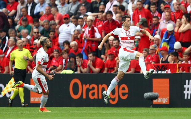 Fabian Schar (Thụy Sĩ, 8,60 điểm): Anh ghi bàn thắng duy nhất trong trận chạm trán Albania ở bảng A. Ngoài ra, hậu vệ 24 tuổi này còn có 5 lần không chiến thành công.