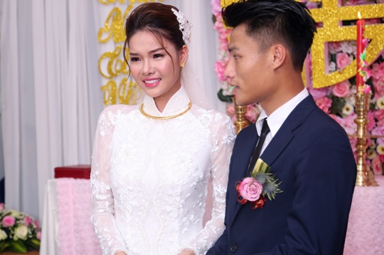  Chân sút tỉnh Quảng Ninh cùng cô dâu thực hiện các nghi thức đám cưới truyền thống của dân tộc. Cả hai rạng rỡ và vô cùng đẹp đôi khi đứng cạnh nhau.