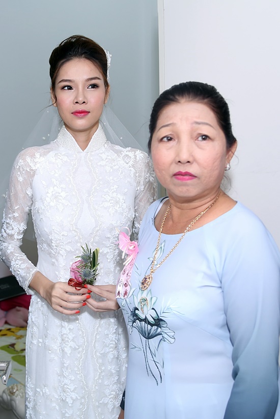  Trong ngày ăn hỏi, Kỳ Hân diện áo dài cưới do NTK Chung Thanh Phong thiết kế riêng cho cô. Kỳ Hân tuy tỏ ra lo lắng, hồi hộp nhưng không giấu nổi vẻ hạnh phúc trên gương mặt.
