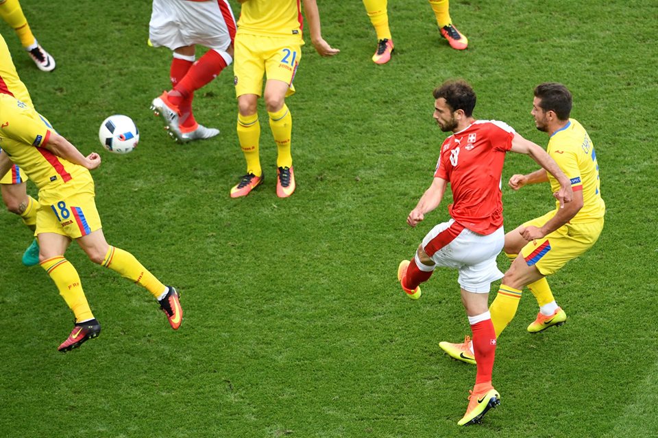 Sau bàn thua, Thụy Sĩ đẩy cao đội hình tấn công. Phút 57, mọi nỗ lực của Thụy Sĩ được đền đáp, Ahmed Mehmedi ghi bàn gỡ hòa cho đội nhà. Ảnh: Internet.
