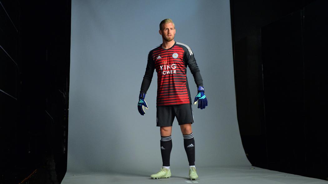 Trang phục thủ môn đẹp không có gì phải chê. Từ họa tiết ba sọc đặc trưng ở tất cho đến những đường kẻ sọc trên thân áo, chúng ta chỉ biết dùng từ hoàn hảo.