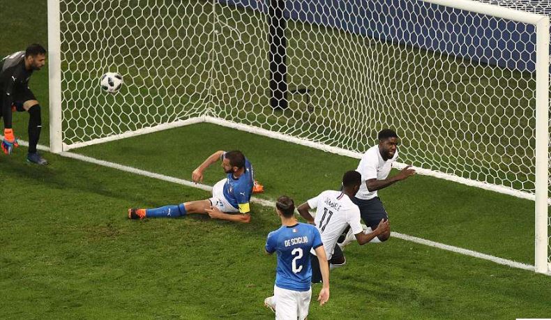 Hàng thủ Ý dưới sự chỉ đạo của đội trưởng Bonucci bất lực trước tình huống đệm bóng của trung vệ Barcelona.
