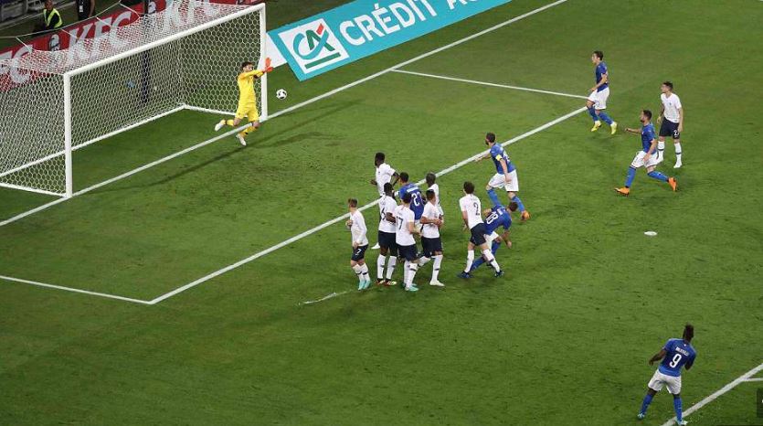 Lực đá khủng khiếp của Balotelli khiến thủ môn Lloris không thể tóm gọn bóng. Bonucci đã nhanh chóng lao vào rút ngắn cách biệt.