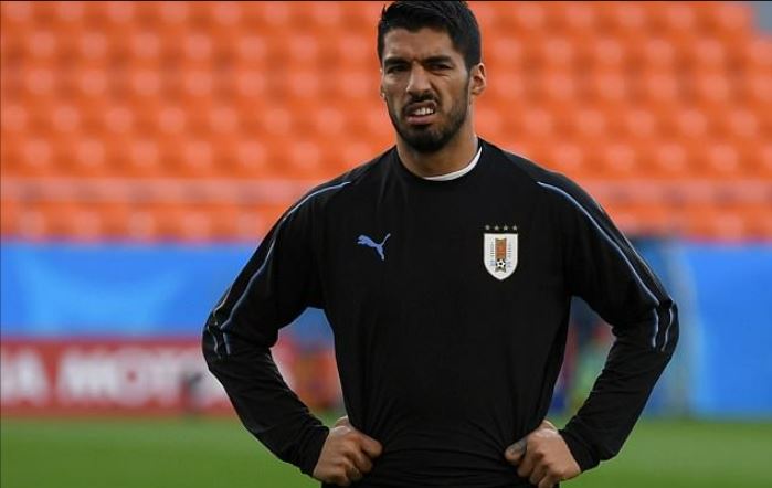 Suarez cau mày.