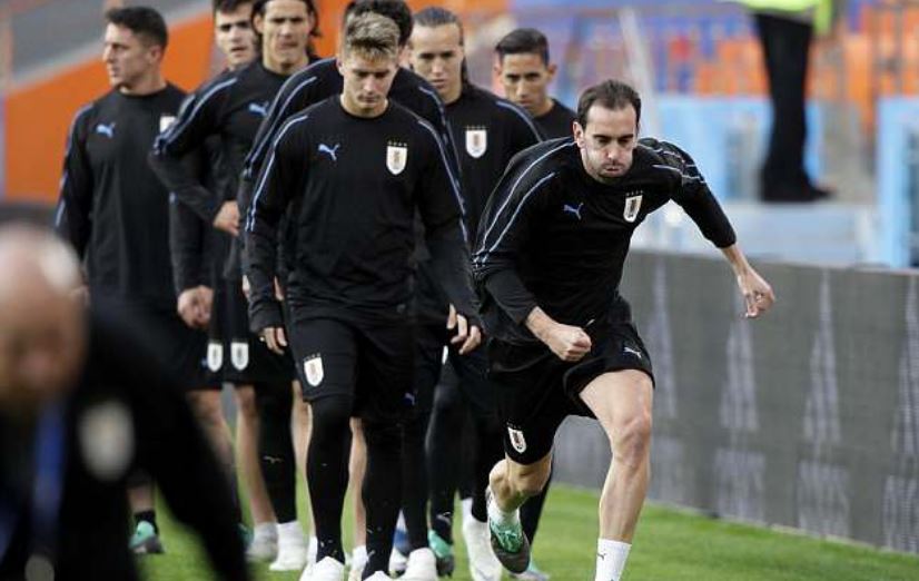 Godin tuyên bố hàng thr Uruguay sẽ không kèm chặt Salah, vì Ai Cập là một tập thể chứ không phải một cá nhân.