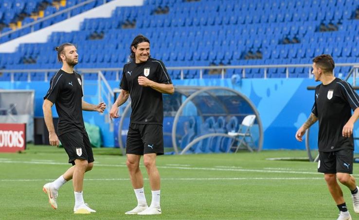 Nếu như Luis Suarez được kỳ vọng bao nhiêu, thì anh lại làm người hâm mộ thất vọng bấy nhiêu khi bỏ lỡ quá nhiều cơ hội. Còn với Cavani, anh chấp nhận ra cánh để hy sinh không gian cho người đồng đội.
