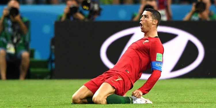 Ronaldo phá kỉ lục hat-trick: Bước đệm trên con đường trở thành GOAT - Bóng Đá