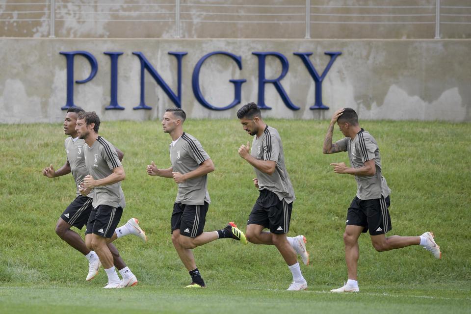 Ronaldo giao lưu trẻ em tại Trung Quốc khi đồng đội Juve tập dước mưa - Bóng Đá