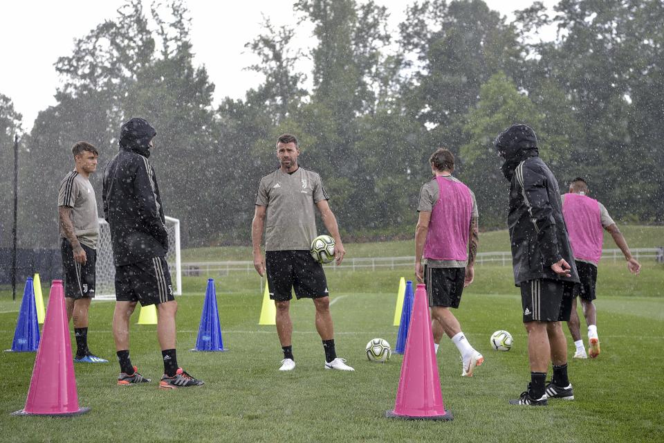 Ronaldo giao lưu trẻ em tại Trung Quốc khi đồng đội Juve tập dước mưa - Bóng Đá