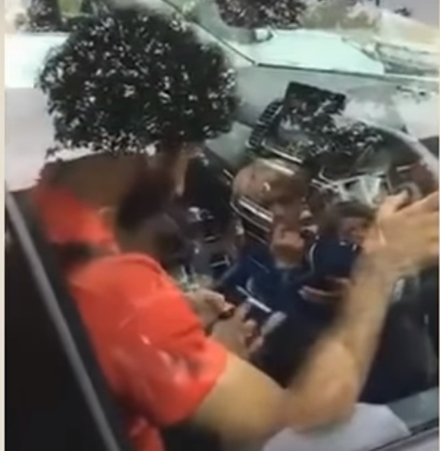 Salah bị mời lên đồn vì lái xe vừa coi phim - Bóng Đá