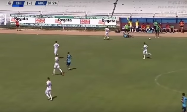 Pha va chạm khiến Số 20 của Chindia Targoviste ngã sõng soài và trọng tài biên ở sát đó lập tức vẫy cờ.