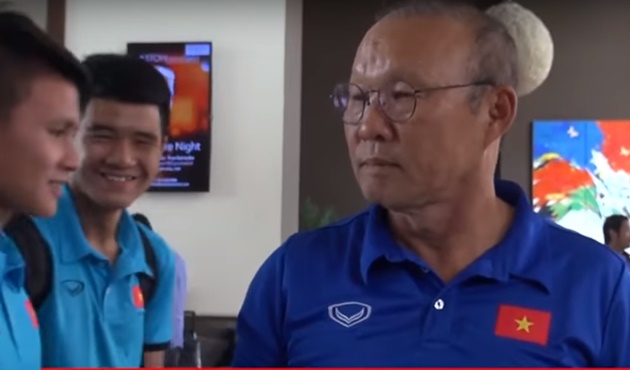 Chứng kiến toàn bộ, Hà Đức Chinh không thể nhịn cười, trong khi Quang Hải cũng thoải máu thấy rõ khi được người thầy quan tâm đặc biệt.