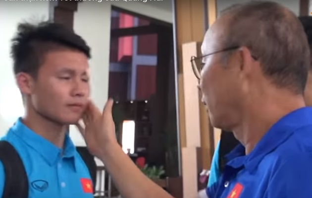 Không dừng lại ở đó, thầy Park còn bất ngờ tung ra cái "tát yêu" vào má Quang Hải.