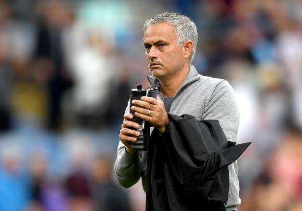 CĐV M.U hài lòng vì Mourinho đến khán đài sau trận - Bóng Đá