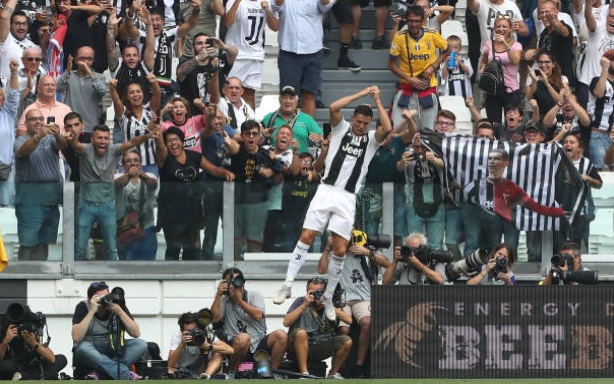 Giải tỏa cơn khát bàn thắng một tháng qua, Ronaldo tái hiện pha ăn mừng bay người quen thuộc.