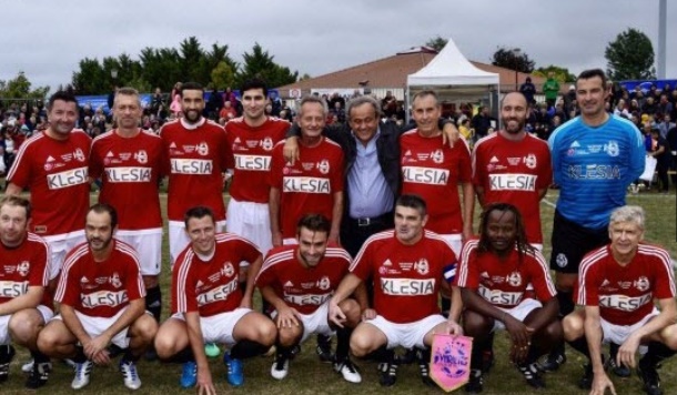 Wenger xỏ giày đá bóng ở trận giao hữu Platini - Bóng Đá