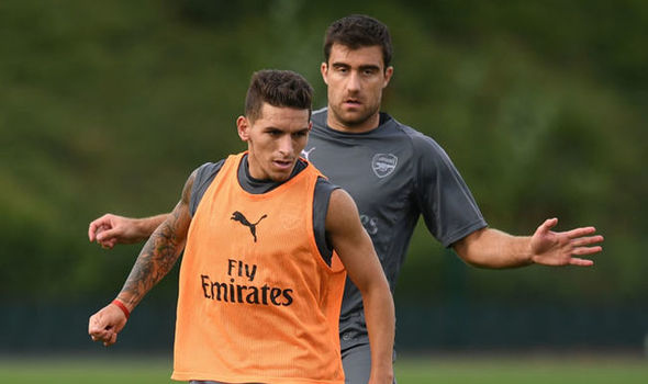 Sokratis: Torreira bị điên - Bóng Đá