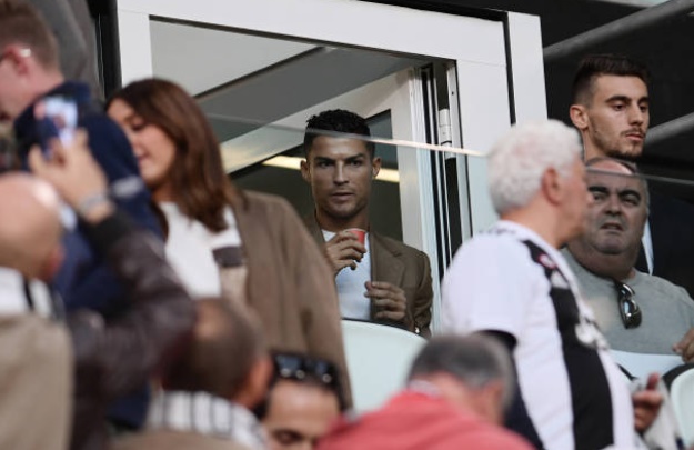 Ronaldo trầm ngâm trên khán đài khi chứng kiến Dybala tỏa sáng - Bóng Đá