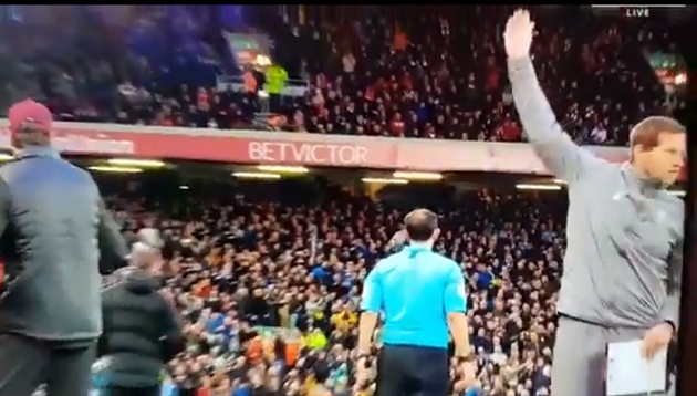Carragher để ý thấy HLV thủ môn Liverpool chỉ đạo Alisson bắt pen - Bóng Đá