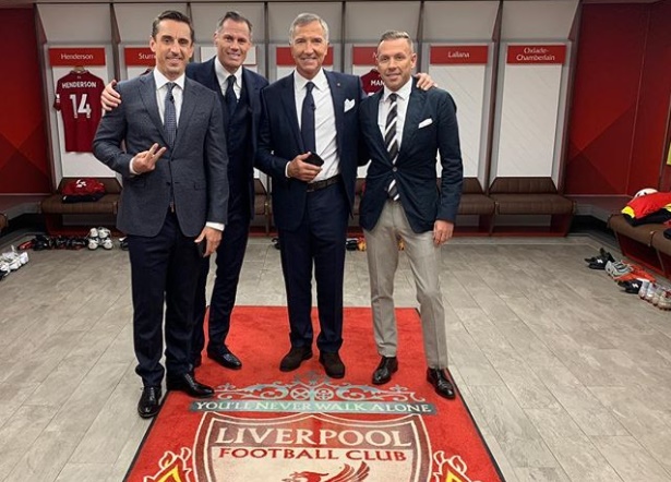 Gary Neville ra dấu tay chữ v trong phòng thay đồ Liverpool - Bóng Đá