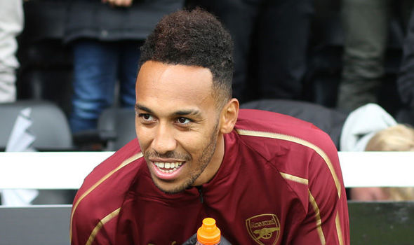Aubameyang bùng nổ khi vào sân trong hiệp hai.