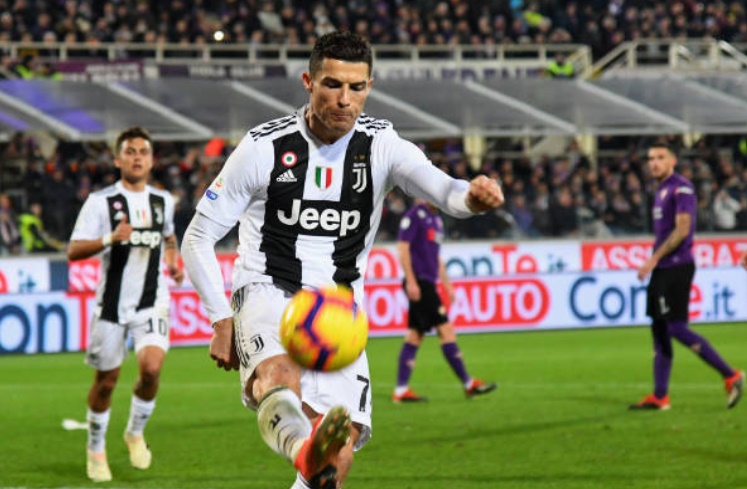 Vừa ghi bàn, Ronaldo đã bị dính thẻ và rời sân - Bóng Đá