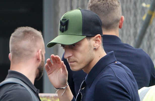 Ozil phá vỡ im lặng sau khi bị bỏ rơi - Bóng Đá