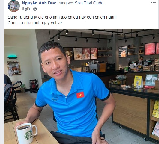 Anh Đức thư thái nhâm nhi tách cà phê.