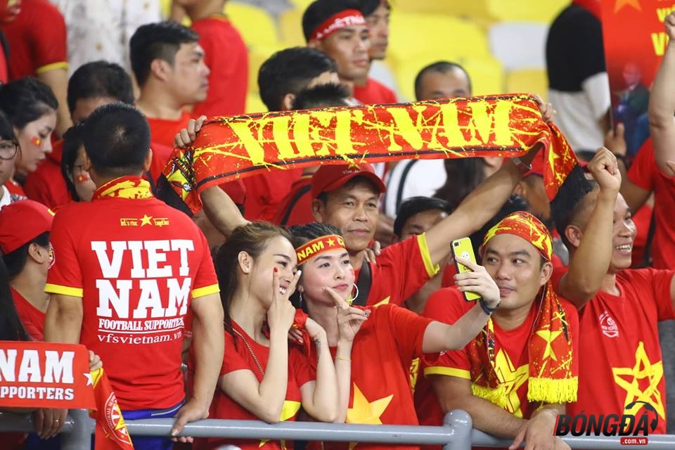 Giữa rừng CĐV áo đỏ, dễ dàng quan sát thấy những fan nữ xinh đẹp.