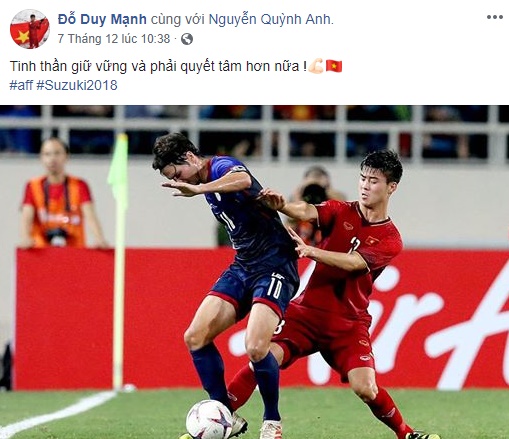 Duy Mạnh nhắc nhở đồng đội tập trung.