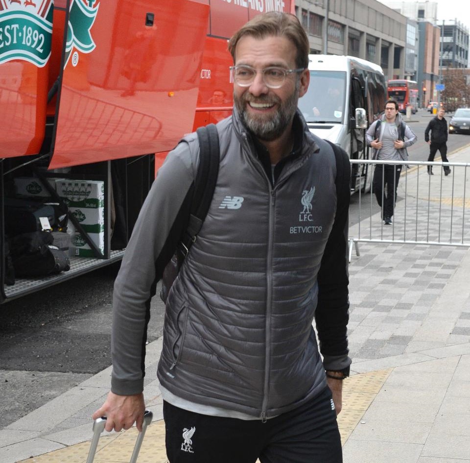 Jurgen Klopp đáp xuống xe với tâm trạng hồ hởi. Liverpool của ông đang tràn đầy khí thế với ngôi đầu cùng mạch bất bại từ đầu giải.