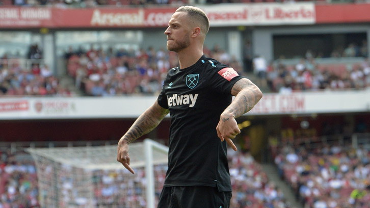 Sau tất cả, Arnautovic đã ở lại London.