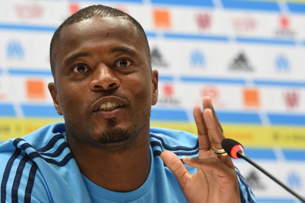 10. Patrice Evra. Sản phẩm đào tạo trẻ của PSG giai đoạn 1997/1998. Năm tháng đỉnh cao của Evra gắn liền với màu áo United, nơi anh giành 5 Premier League và 1 Champions League.