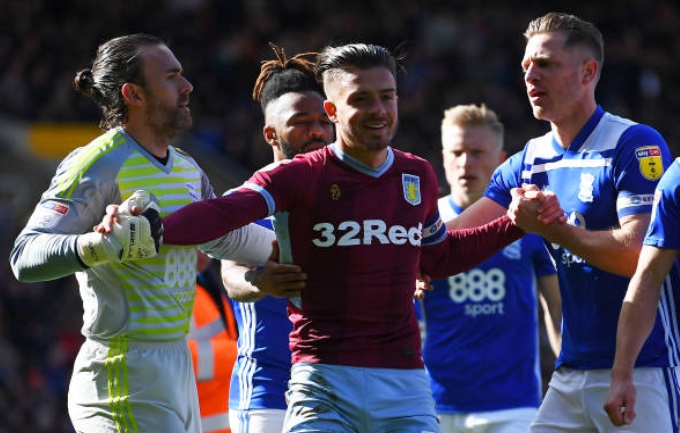 Tiền vệ người Anh đứng dậy nhờ sự hỗ trợ xung quanh. Anh có thể tiếp tục thi đấu mà không cần Villa tốn quyền thay người. Grealish là mục tiêu theo đuổi suốt thời gian qua của cả Tottenham lẫn Chelsea.