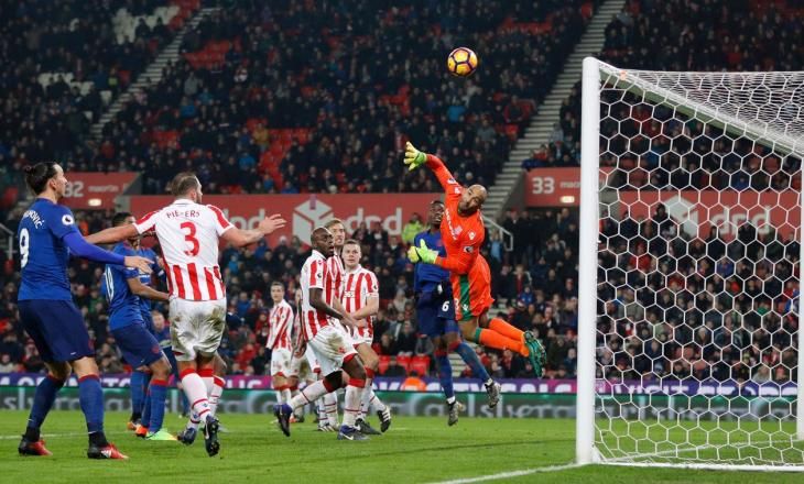 Siêu phẩm của Rooney làm gợi nhớ đến bàn thắng tung lưới Stoke City hồi tháng 01/2017 - pha lập công đưa anh khắc ghi tên tuổi vào lịch sử United với tư cách cây làm bàn xuất sắc nhất mọi thời đại.