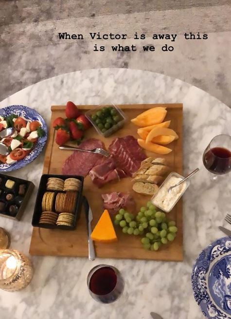 Qua trang Instagram cá nhân, cô vợ Maja cũng đăng thông điệp xác nhận chồng của mình góp mặt trong chuyến hành quân của United. Maja đăng hình ảnh bữa ăn hấp dẫn kèm nội dung: "Khi Victor vắng nhà, đây là những gì chúng tôi làm."