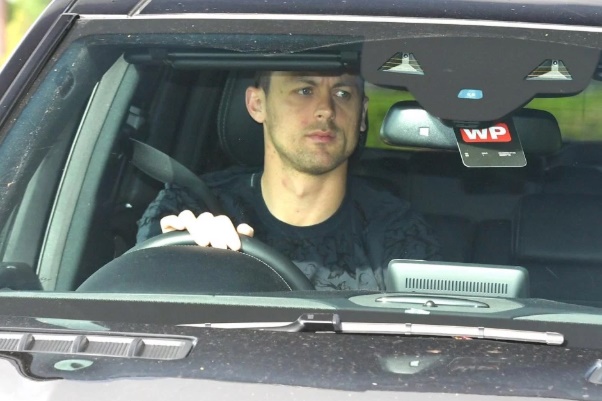 Cánh săn ảnh cũng ghi lại được hình ảnh Nemanja Matic lái xe đến sân tập. Tiền vệ Serbia có thể được Solskjaer bố trí đá chính trở lại ở cuộc tái ngộ đội bóng cũ.