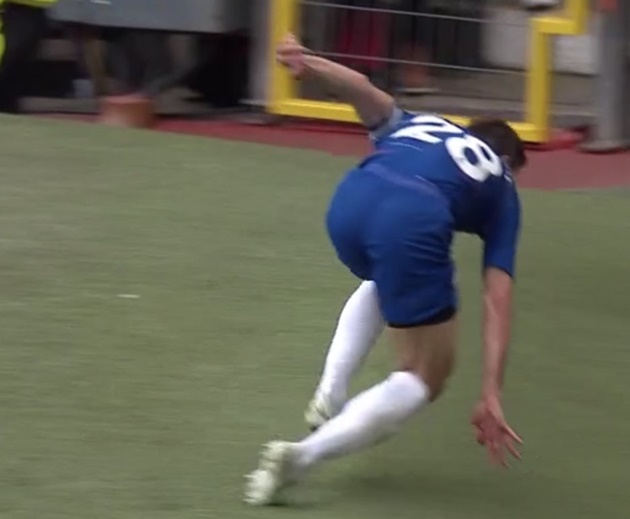 Lukaku húc Azpilicueta làm hư máy ảnh thợ chụp - Bóng Đá