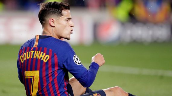Coutinho trở thành tâm điểm công kích từ chính CĐV nhà.