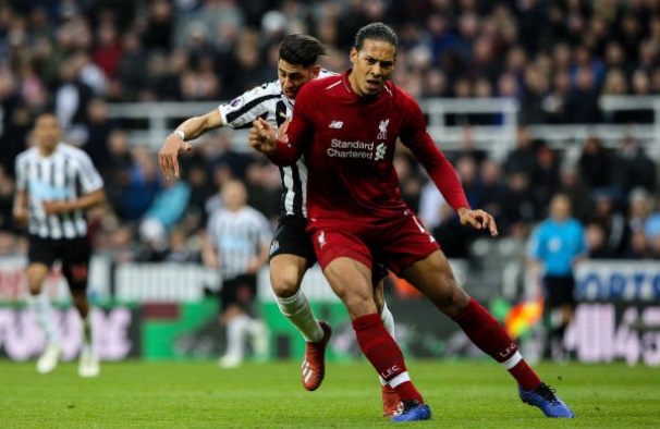 Van Dijk chỉ đạo đồng đội đá phạt góc thành bàn - Bóng Đá
