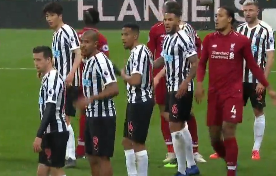 Van Dijk chỉ đạo đồng đội đá phạt góc thành bàn - Bóng Đá
